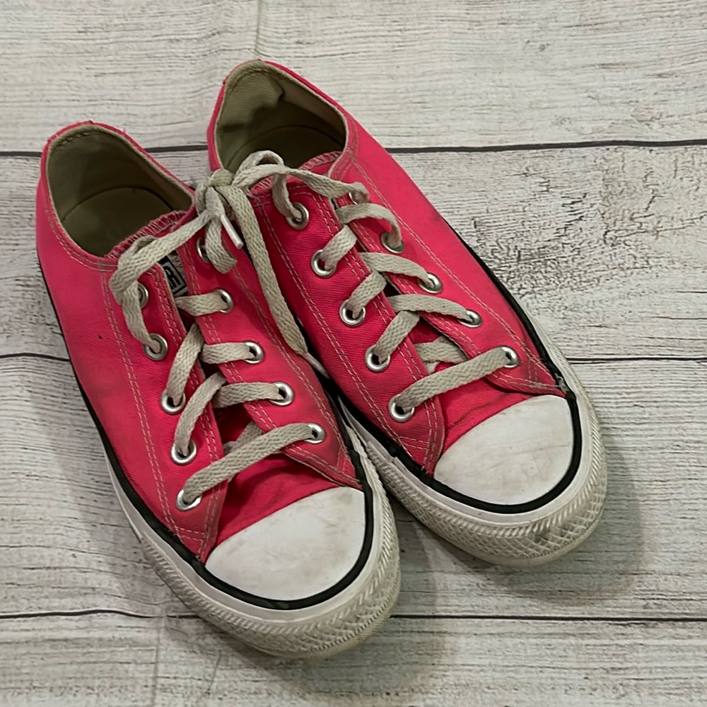 Hot pink converse size 4 men’s , 6 womens